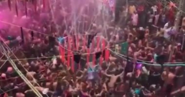 شاهد: كورونا لم يمنع آلاف الهنود من الاحتفال بمهرجان الألوان "هولى"