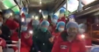 عاملون يغنون فى الحافلات قبل بداية عملهم بمستشفى ووهان لمكافحة كورونا.. فيديو