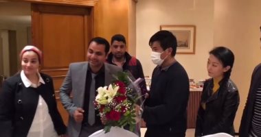 فيديو وصور.. المصريون يقدمون الورود للشاب الصينى ضحية التنمر على الدائرى