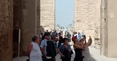 صور.. "الأقصر آمنة".. إقبال كثيف للأفواج السياحية على المعابد 