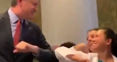 رئيس بلدية نيويورك يصافح موظفى مستشفى بـ"الكوع" خوفا من كورونا.. فيديو