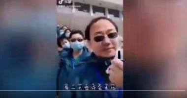 أطباء مستشفى صينى يخلعون كماماتهم بعد انتهاء مهامهم فى مدينة ووهان.. فيديو
