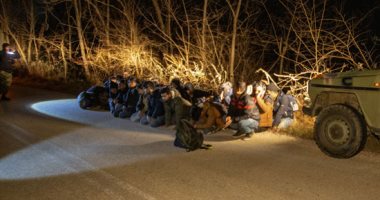 اليونان تحتجز عشرات المهاجرين بعد عبورهم من حدود تركيا