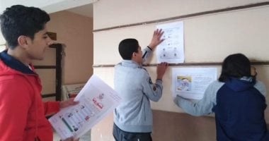 طلاب القاهرة يعلقون ملصقات للتوعية بكورونا.. ووكيل الوزارة: خطة شاملة للمواجهة