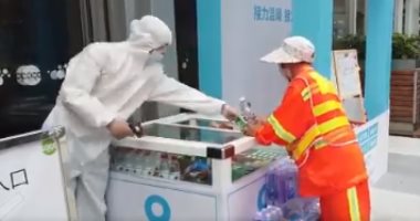 صينيون يملئون ثلاجات فى الشوارع بالمشروبات المجانية لمحاربى كورونا.. فيديو