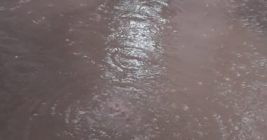 أمطار غزيرة تضرب المنيا وسيارات شركة المياه والصرف الصحى فى الشوارع 
