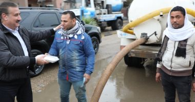 محافظ المنوفية يوزع وجبات غذائية على العمال خلال تفقده أعمال شفط المياه