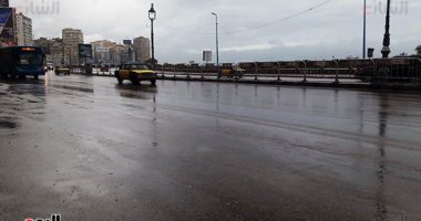 صور.. سيولة مرورية على كورنيش الإسكندرية مع استمرار هطول الأمطار