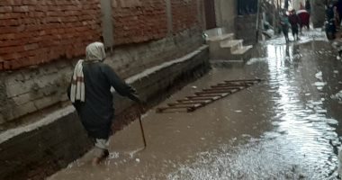 صور.. أهالى الشرقية يتعاونون فى شفط المياه من أسطح المنازل والشوارع