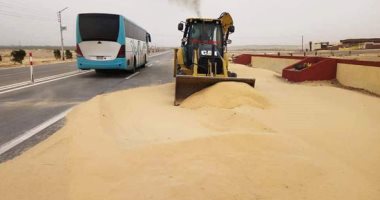 رفع آثار تراكم الرمال على طريق الخارجة – أسيوط بنطاق محافظة الوادى الجديد