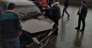 اصطدام سيارة بحواجز طريق مصر إسكندرية الزراعى بطوخ بسبب سوء الأحوال الجوية