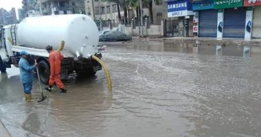 صور.. أعمال شفط مياه الأمطار من شوارع محافظة الغربية