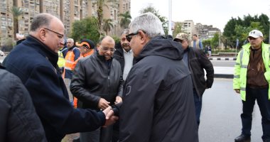 صور.. وزير التنمية المحلية يتفقد أعمال رفع المياه بمصر الجديدة