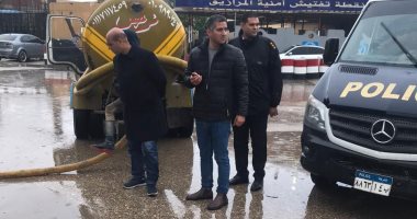 صور.. رجال مباحث القاهرة يسطرون البطولات فى إنقاذ المواطنين من مياه الأمطار