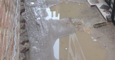 "سيبها علينا".. قارئ يشارك بصورة تجمع مياه الأمطار في قرية العزبة البيضاء