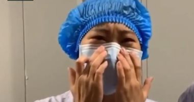بكاء ودموع وانحناء للأطباء..شاهد مشاعر أربعين ناجى من كورونا فى الصين..فيديو