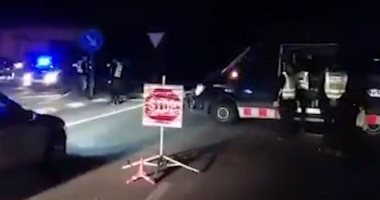 الشرطة الإسبانية تضع نقاط تفتيش فى الشوارع للكشف عن مصابى كورونا.. فيديو