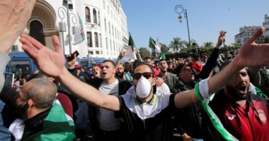 تواصل الاحتجاجات فى الجزائر رغم تحذيرات من تفشى "كورونا"