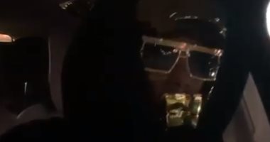 كائن فضائى.. محمد رمضان يتجول بسيارته بملابس غريبة.. شوف لابس إيه "فيديو"