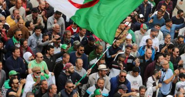 آلاف المتظاهرين يغلقون بعض شوارع العاصمة الجزائرية