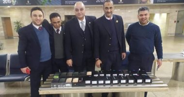 جمارك مطار القاهرة تحبط محاولة تهريب كمية من السجائر الإلكترونية
