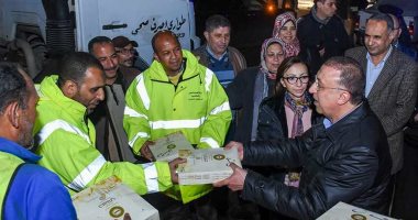 صور.. توزيع 1200 وجبة على عمال الصرف الصحى والنظافة والأحياء بالإسكندرية