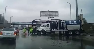 رجال الحماية المدنية وعمال النظافة يتحدون سوء الطقس في اليوم الثاني للعاصفة