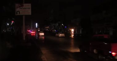 فيديو .. الكهرباء تفصل التيار بأعمدة الإنارة حفاظا على المواطنين بالقاهرة الكبرى