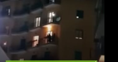 الإيطاليون يغنون النشيد الوطنى من الشرفات لمواجهة كورونا.. فيديو
