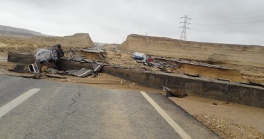 محافظ المنيا يتفقد موقع هبوط الطريق الصحراوى الشرقى ويوجه بدعم السيارات العالقة