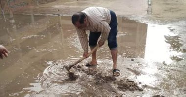صور.. "مسئول بدرجة إنسان".. مدير مدرسة بالغربية ينظف المدرسة ويرفع الأمطار