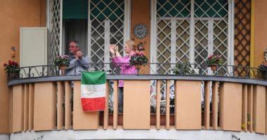 نساء ورجال ميلانو يحيون الأطباء من النوافذ لتشجيعهم على مكافحة كورونا 
