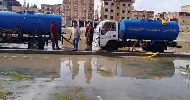 شفط مياه الأمطار من شوارع العاشر من رمضان.. صور 