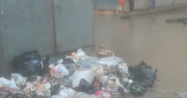 شكوى من انتشار القمامة وغرق الشارع بمياه الأمطار بالطريق الأبيض