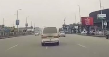 فيديو.. انتظام حركة المرور بشارع التسعين بالتجمع بعد شفط مياه الأمطار
