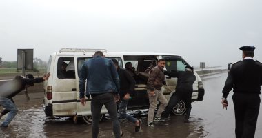 صورة مشرفة..مرور القليوبية يساعد المواطنين في رفع مياه الأمطار وعبور الطرق