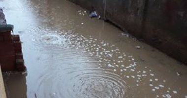 صور.. مياه الأمطار تعطل حياة سكان قرية الضهرية فى البحيرة