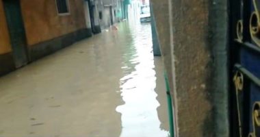 قارئ تشارك بصور لغرق قرية الديسمى بمياة الأمطار بالصف