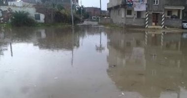 صور.. مياه الأمطار توقف حياة سكان قرية الحماد ببلطيم فى كفر الشيخ