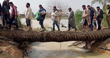 صور.. جهود إنقاذ أهالى قرية الديسمى بالجيزة التى أغرقتها الأمطار والسيول