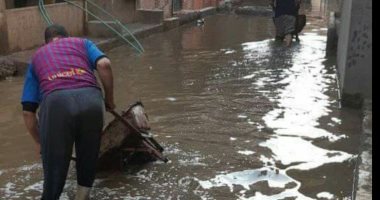 أهالى قرية طهواى بمحافظة الدقهلية يطالبون بسيارة لكسح مياه الأمطار