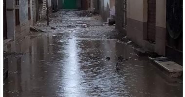 أهالى قرية تاج العز بالدقهلية بستغيثون بعد غرق القرية بمياه الأمطار 