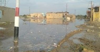 أهالى قرية الصعايدة بالفيوم يطالبون بنجدتهم من تجمعات مياه الأمطار 