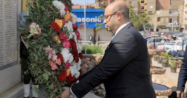 محافظ بنى سويف يضع إكليلا من الزهور على النصب التذكارى لقبر الجندى المجهول