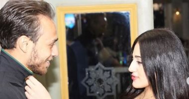 شاهد ..محمد عنتر يستعد لعودة الدوري بالملابس الرياضية مع زوجته دنيا الحلو