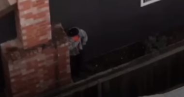 كاميرا "درون" ترصد مجرما يحاول الفرار بعد سرقة أحد المنازل بكاليفورنيا..فيديو