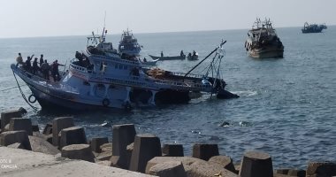 غرق مركب صيد وإنقاذ 3 صيادين والبحث عن 6 آخرين فى كفر الشيخ