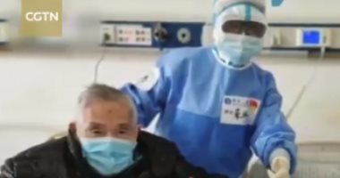 مستشفى صينية توثق لحظات تعافى خبير فلك عمره 98 عامًا من كورونا.. فيديو