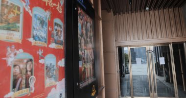 الصين تعيد فتح سينما أورومتشى والجمهور "خايف يحضر"