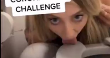 عارضة أزياء تتحدى فيروس كورونا بلعق حمام طائرة بطريقة مقززة.. فيديو
